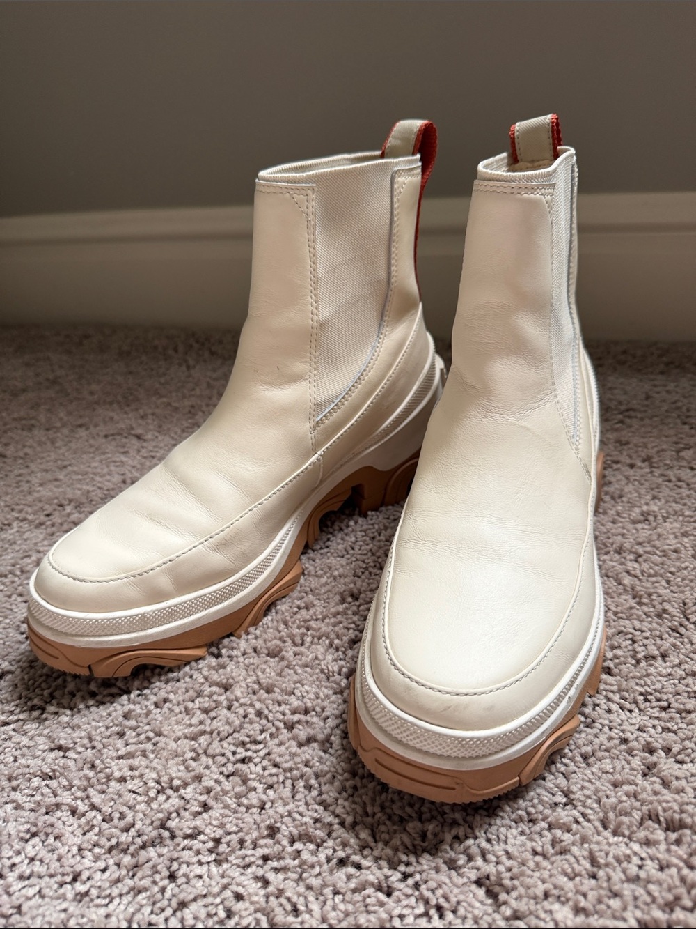 Sorel cream white leather weatherproof lug soled pull on Chelsea boots 9.5